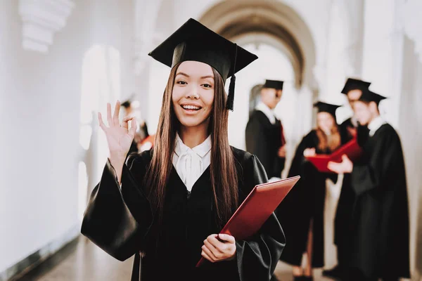 Felicidad Hombre Conocimiento Chica Asiática Pie Corredor Universidad Robos Graduado — Foto de Stock