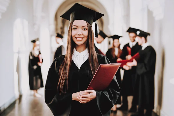 Asiatisk Tjej Stående Korridor Universitet Klädnader Graduate Lycklig Gott Humör — Stockfoto