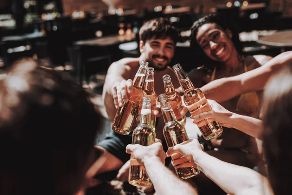 Junge Freunde Mit Alkoholischen Getränken Pool Gruppe Junger Lächelnder Menschen — Stockfoto