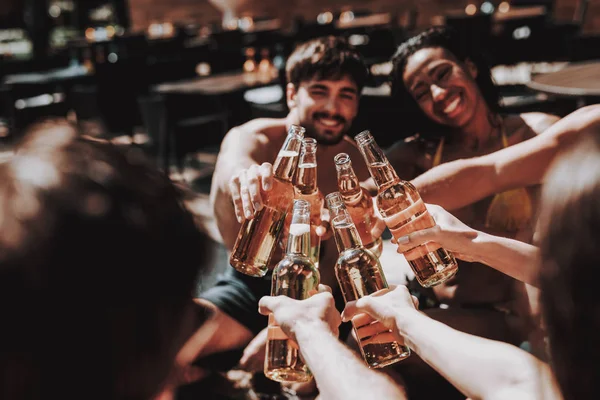 Jóvenes Amigos Con Bebidas Alcohólicas Piscina Grupo Jóvenes Sonrientes Sosteniendo — Foto de Stock