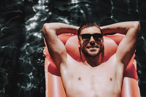 Joven Hombre Sonriente Gafas Sol Colchón Aire Hombre Barbudo Guapo — Foto de Stock