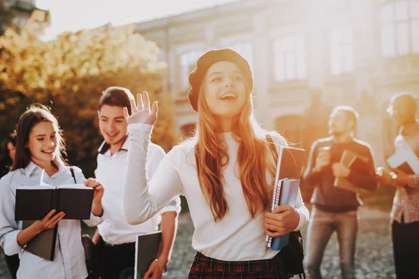 Flicka Intelligens Rödhårig Kaffe Stående Universitet Lycklig Gott Humör Universitet — Stockfoto