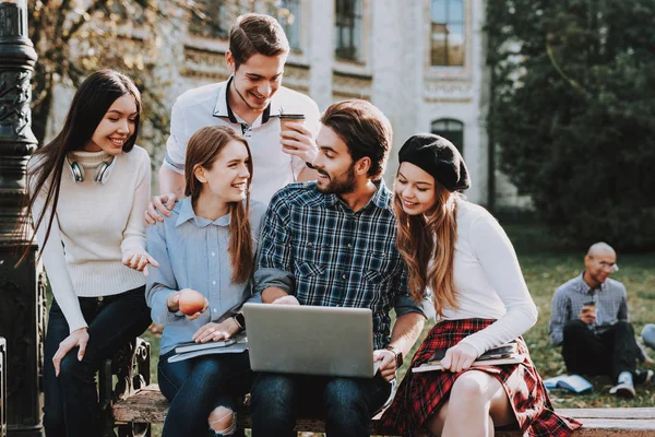 Gute Laune Laptop Lehrbücher Wissen Architektur Freiberufler Hipster Gruppe Junger — Stockfoto