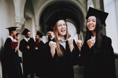 Kutlama. Kap. Kızlar. Bilgi. Harç kurulu. Mimarisi. Mutluluk. İstihbarat. Diploma. Ayakta. Koridor. Üniversitesi. Elbiseler. Mezunu. Mutlu. İyi bir ruh hali. Üniversitesi. Neşeli. Kampüs. Adam.