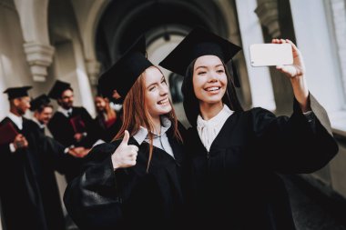 Selfie. Bilgi. Mutluluk. Kızlar. İstihbarat. Diploma. Üniversitesi. Mezunu. Mutlu. İyi bir ruh hali. Üniversitesi. Neşeli. Kutlama. Kap. Kampüs. Siyah çerçevesi. Mimarisi. Adam harç kurulu.