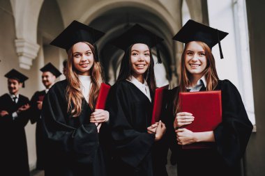 Kızlar. Kap. Mimarisi. Mutluluk. İyi bir ruh hali. Üniversitesi. Cheerful.Intelligence. Diploma. Ayakta. Koridor. Üniversitesi. Elbiseler. Mezunu. Mutlu. Kutlama. Kampüs. Adam bilgi. Harç kurulu.