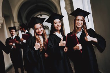 Çok iyi. Kızlar. İyi bir ruh hali. Üniversitesi. Neşeli. Kap. Mimarisi. Mutluluk. İstihbarat. Diploma. Ayakta. Koridor. Üniversitesi. Elbiseler. Mezunu. Mutlu. Kutlama. Kampüs. Adam bilgi.
