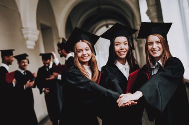 Asyalı kız. İstihbarat. Kap. Diploma. Neşeli. Kutlama. Architecture.Happiness. ayakta. Koridor. Üniversitesi. Elbiseler. Mezunu. Mutlu. İyi bir ruh hali. Üniversitesi. Kampüs. Bilgi. Harç kurulu.