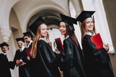 Koridor. Üniversitesi. Kızlar. Elbiseler. Üniversitesi. Kampüs. Neşeli. Kutlama. Kap. Mimarisi. Mutluluk. İstihbarat. Diploma. Ayakta. Mezunu. Mutlu. İyi bir ruh hali. Adam bilgi. Harç kurulu.