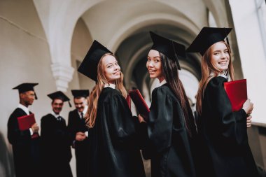 Mezunu. Mutlu. Kızlar. İyi bir ruh hali. Üniversitesi. Kampüs. Neşeli. Kutlama. Kap. Mimarisi. Mutluluk. İstihbarat. Diploma. Ayakta. Koridor. Üniversitesi. Elbiseler. Adam bilgi. Harç kurulu.