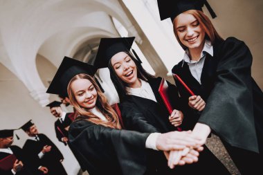 Kutlama. Kızlar. Kap. Mimarisi. Üniversitesi. Kampüs. Neşeli. Mutluluk. İstihbarat. Diploma. Ayakta. Koridor. Üniversitesi. Elbiseler. Mezunu. Mutlu. İyi bir ruh hali. Adam bilgi. Harç kurulu.