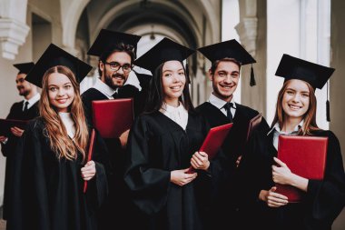 İyi eğlenceler. Dostluk. Öğrenci grubu. Çerçevesi. Ayakta. Koridor. Üniversitesi. Genç insanlar. Otur. Serbest. Bilgi. Mimarisi. Üniversitesi. Öğrenciler. Beraber ders. İyi bir ruh hali.
