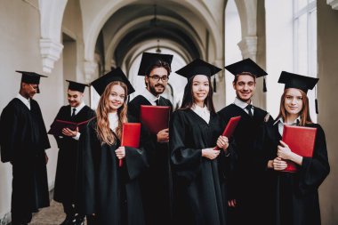 Mimarisi. Diploma. Üniversitesi. Öğrenciler. Öğrenci grubu. Çerçevesi. Ayakta. Koridor. Üniversitesi. Genç insanlar. Otur. Serbest. Bilgi. Beraber ders. İyi bir ruh hali. İyi eğlenceler. Dostluk.