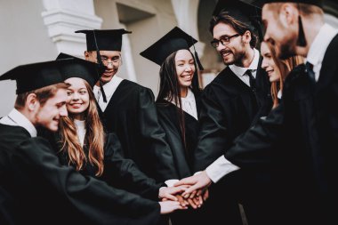 Students.University. genç insanlar. Çerçevesi. Eğlenceli. Öğrenci grubu. Ayakta. Koridor. Otur. Serbest. Bilgi. Mimarisi. Üniversitesi. Beraber ders. İyi bir ruh hali. İyi eğlenceler. Dostluk.