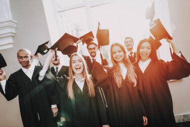İyi bir ruh hali. İyi eğlenceler. En iyi dostlar. Çalışmaları bitirmek. Bir grup genç insan. Mezunu. Mimarisi. Üniversitesi. Öğrenciler. Beraber ders. Dostluk. Kap. Kampüs. Mutluluk. Bilgi.