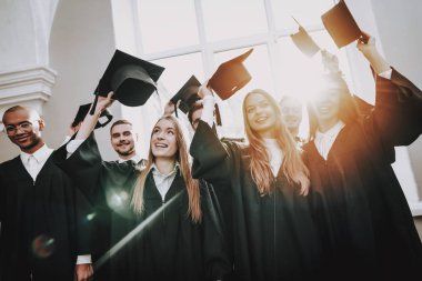 Üniversitesi. Öğrenciler. En iyi dostlar. Çalışmaları bitirmek. Bir grup genç insan. Mezunu. Mimarisi. Beraber ders. İyi bir ruh hali. İyi eğlenceler. Dostluk. Kap. Kampüs. Mutluluk. Bilgi.