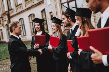 Bilgi. Kap. Neşeli. Öğretmen. Öğrencilerin diploma. Avlu. Üniversitesi. Çalışmaları bitirmek. Mezunu. Çocuklar. Selamlıyorum. Bir grup genç insan. İyi bir ruh hali. İyi eğlenceler. Dostluk. Kutlama.