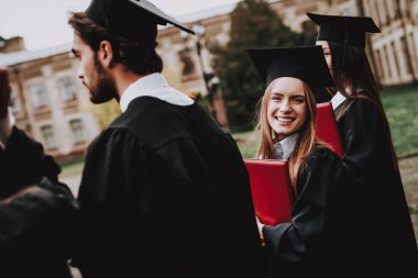 Kız. Avlu. Manto. Üniversitesi. Sınıf arkadaşları. Neşeli. Kutlama. Mutluluk. İstihbarat. Diploma. Üniversitesi. Mezunu. Mutlu. İyi bir ruh hali. Üniversitesi. Kap. Kampüs. Mimarisi. Adam bilgi.