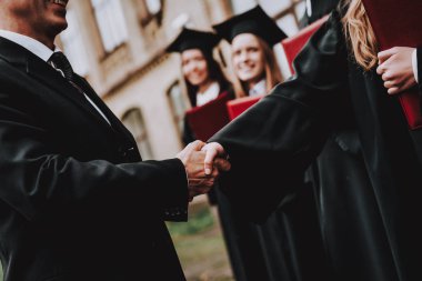 İyi bir ruh hali. Öğretmen. Öğrencilerin diploma. Avlu. Üniversitesi. Çalışmaları bitirmek. Mezunu. Çocuklar. Selamlıyorum. Bir grup genç insan. İyi eğlenceler. Dostluk. Bilgi. Kap. Neşeli. Kutlama.