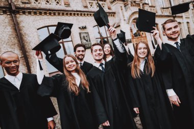 Kapaklar yukarı. İyi bir ruh hali. İyi eğlenceler. En iyi dostlar. Çalışmaları bitirmek. Bir grup genç insan. Mezunu. Mimarisi. Üniversitesi. Öğrenciler. Beraber ders. Dostluk. Kap. Kampüs. Mutluluk. Bilgi.