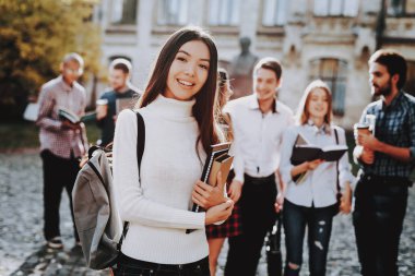 Kampüs. Mimarisi. Mutluluk. Asyalı kız. İstihbarat. Diploma. Ayakta. Üniversitesi. Mutlu. İyi bir ruh hali. Üniversitesi. Kutlama. Adam bilgi. Avlu. Kitaplar. Arkadaşlar. Öğrenciler.