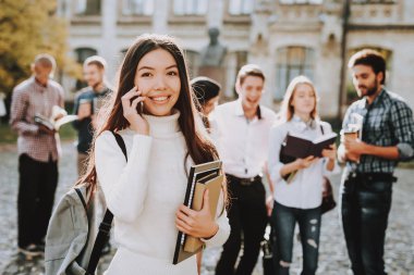 Telefon. Bilgi. Avlu. Kitaplar. Mimarisi. Mutluluk. Asyalı kız. İstihbarat. Diploma. Ayakta. Üniversitesi. Mutlu. İyi bir ruh hali. Üniversitesi. Kutlama. Kampüs. Adam arkadaş. Öğrenciler.
