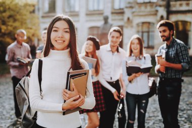 Bilgi. Avlu. Kitaplar. Mimarisi. Mutluluk. Asyalı kız. İstihbarat. Diploma. Ayakta. Üniversitesi. Mutlu. İyi bir ruh hali. Üniversitesi. Kutlama. Kampüs. Adam arkadaş. Öğrenciler.