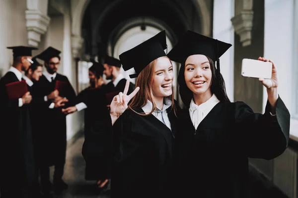 Manto Negro Selfie Arquitectura Felicidad Chicas Inteligencia Diploma Universidad Graduado —  Fotos de Stock