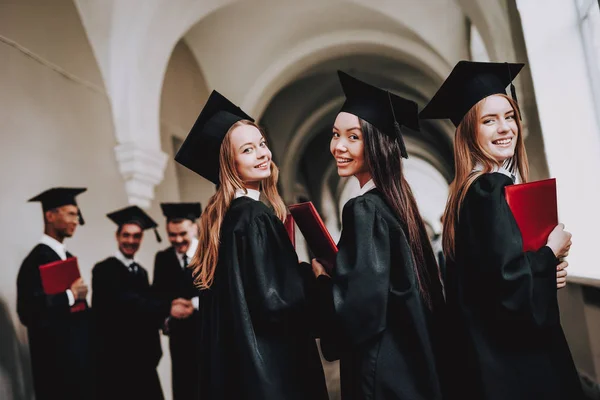 Afgestudeerd Gelukkig Meisjes Goed Humeur Universiteit Campus Vrolijke Viering Glb — Stockfoto