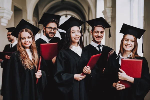 Bav Přátelství Skupina Studentů Pláště Stojící Koridor Univerzita Mladí Lidé — Stock fotografie