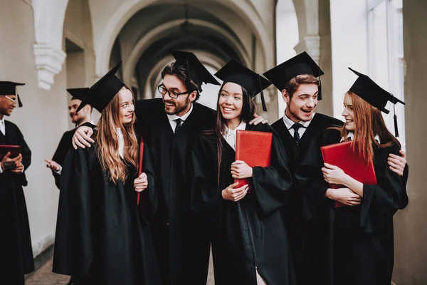 Studera Tillsammans Gott Humör Det Kul Kamratskapet Grupp Studenter Mantlar — Stockfoto