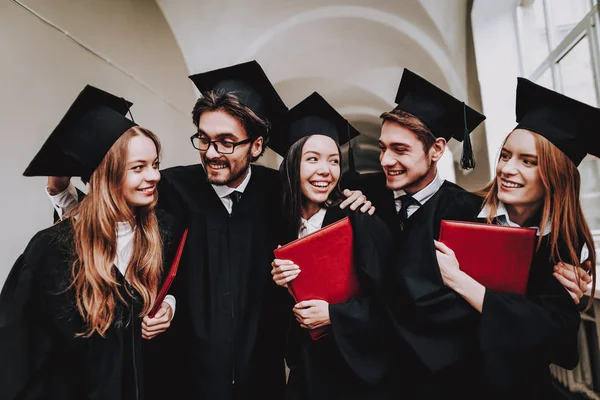 Diverte Amizade Diploma Grupo Estudantes Mantles Corredor Universidade Jovens Senta — Fotografia de Stock