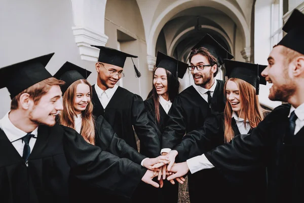 Studie Samen Goed Humeur Groep Studenten Mantels Permanent Corridor Universiteit — Stockfoto