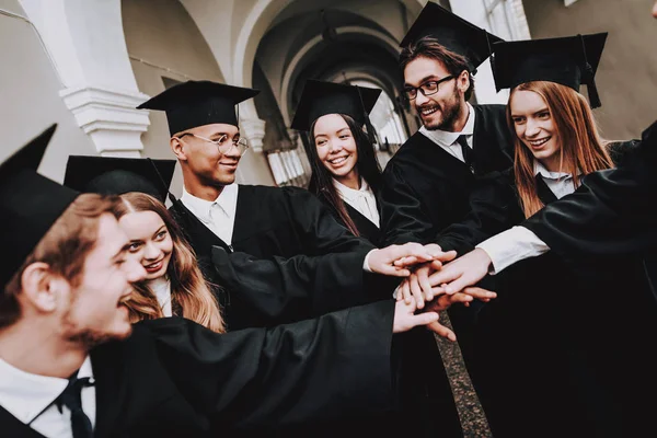 Bästa Vänner Arkitektur Grupp Studenter Mantlar Stående Korridor Universitet Unga — Stockfoto