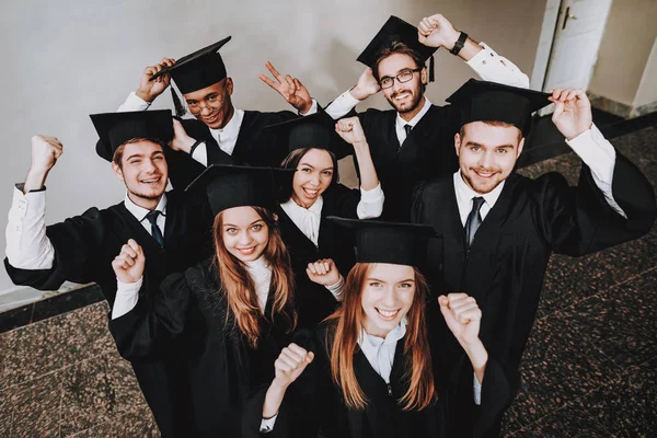 Cap Campus Lycka Kunskap Bästa Vänner Slutföra Studier Grupp Ungdomar — Stockfoto