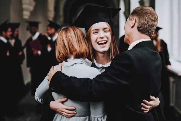 Relaciones Diploma Padres Enhorabuena Estudiante Termina Los Estudios Universidad Graduados —  Fotos de Stock
