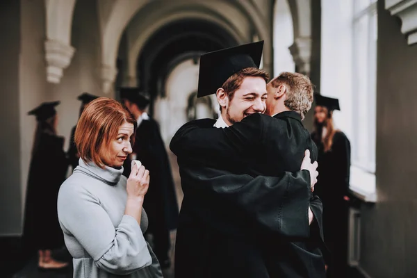 Filho Abraços Pais Parabéns Obrigado Estudante Terminar Estudos Universidade Graduados — Fotografia de Stock