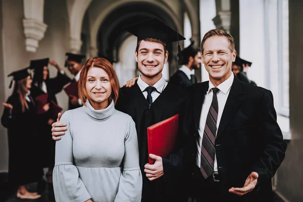 Rodiče Absolventi Veselé Dobrou Náladu Blahopřejeme Studenta Dokončení Studie Univerzita — Stock fotografie