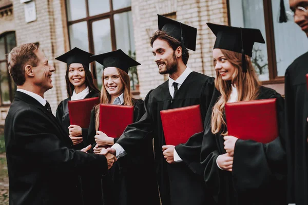 Grupo Jovens Professor Capitão Que Alegria Estudantes Diplomas Pátio Universidade — Fotografia de Stock