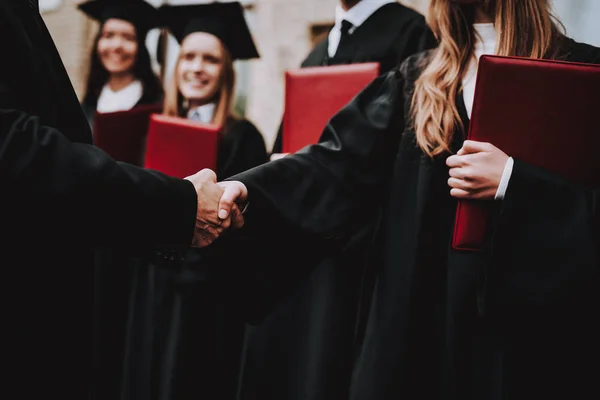 Handdruk Leraar Studenten Diploma Binnenplaats Universiteit Voltooien Van Studies Afgestudeerd — Stockfoto