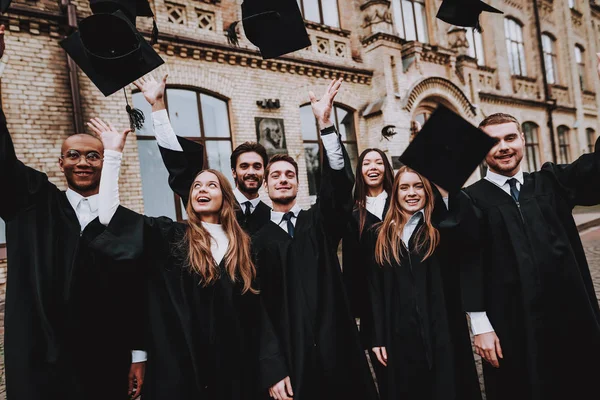 Bilgi. Kapaklar yukarı. Çalışmaları bitirmek. İyi eğlenceler. En iyi dostlar. Bir grup genç insan. Mezunu. Mimarisi. Üniversitesi. Öğrenciler. Beraber ders. Dostluk. Kap. Kampüs. Mutluluk. İyi bir ruh hali.