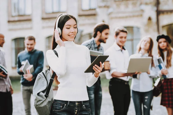 Écouteurs Asiatique Heureux Des Étudiants Dans Cour Des Livres Debout — Photo