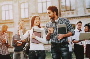 Mutlu. Öğrenciler. Erkek ve kadın. Öğrenciler. Kitap tutan. Arkadaşlar. İstihbarat. Avlu. Kitaplar. Üniversitede ayakta. İyi bir ruh hali. Üniversitesi. Birlikte ayakta. Dışarıda. Güneşli bir gün. Bilgi.