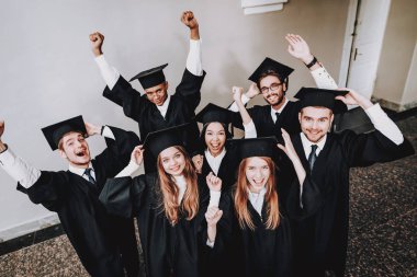 En iyi dostlar. Çalışmaları bitirmek. Bir grup genç insan. Mezunu. Mimarisi. Üniversitesi. Öğrenciler. Beraber ders. İyi bir ruh hali. İyi eğlenceler. Dostluk. Kap. Kampüs. Mutluluk. Bilgi.