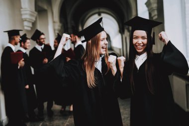 İyi bir ruh hali. Üniversitesi. Neşeli. Kızlar. Kap. Mimarisi. Mutluluk. İstihbarat. Diploma. Ayakta. Koridor. Üniversitesi. Elbiseler. Mezunu. Mutlu. Kutlama. Kampüs. Adam bilgi. Harç kurulu.