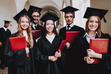Öğrenci grubu. Çerçevesi. Ayakta. Koridor. Üniversitesi. Genç insanlar. Otur. Serbest. Bilgi. Mimarisi. Üniversitesi. Öğrenciler. Beraber ders. İyi bir ruh hali. İyi eğlenceler. Dostluk.