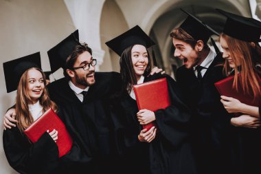 Öğrenci grubu. Diploma. Çerçevesi. Ayakta. Koridor. Üniversitesi. Genç insanlar. Otur. Serbest. Bilgi. Mimarisi. Üniversitesi. Öğrenciler. Beraber ders. İyi bir ruh hali. İyi eğlenceler. Dostluk.