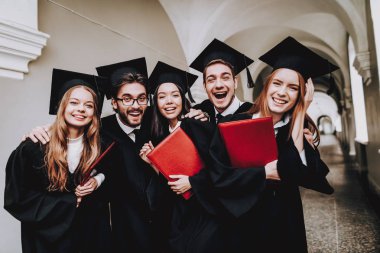 Beraber ders. Genç insanlar. Mimarisi. Üniversitesi. Öğrenci grubu. Çerçevesi. Ayakta. Koridor. Üniversitesi. Otur. Serbest. Bilgi. Öğrenciler. İyi bir ruh hali. İyi eğlenceler. Dostluk. Diploma.