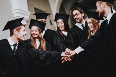 Dostluk. Ayakta. Koridor. Üniversitesi. Öğrenci grubu. Çerçevesi. Genç insanlar. Otur. Serbest. Bilgi. Mimarisi. Üniversitesi. Öğrenciler. Beraber ders. İyi bir ruh hali. İyi eğlenceler.