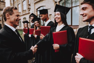 Neşeli. Öğretmen. El sıkışma. Öğrencilerin diploma. Avlu. Üniversitesi. Çalışmaları bitirmek. Mezunu. Çocuklar. Selamlıyorum. Bir grup genç insan. İyi bir ruh hali. İyi eğlenceler. Dostluk. Bilgi. Kap. Kutlama.